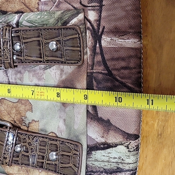 Realtree camo 9 pocket shoulder purse with adjustable strap - Picture 15 of 16